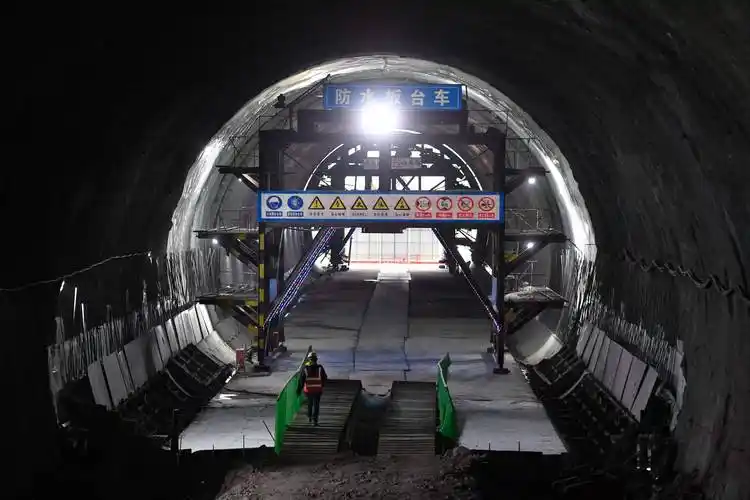 浙江杭温铁路二期工程首座隧道贯通