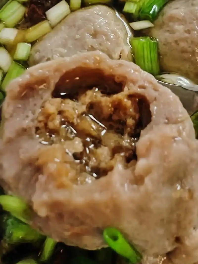 好吃到爆,小心烫嘴#诚信经营 #手工包心爆汁牛肉丸#光头牛水 - 抖音