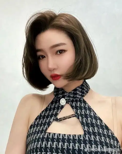 剪短发美三分,越短越年轻,春夏剪短发更清爽时尚,对于很多女生来说