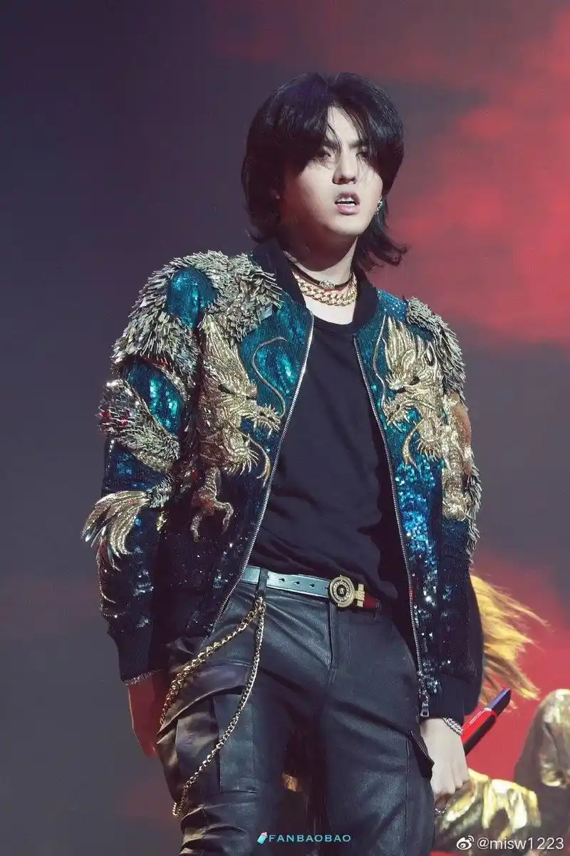 组图:发型的锅?吴亦凡顶道明寺同款长发出镜被指胖了