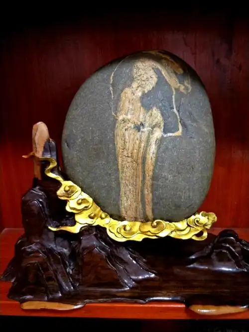 《麻姑献寿》奇石夺得2019中国都江堰"熊猫杯"奇石古玩博览会金奖