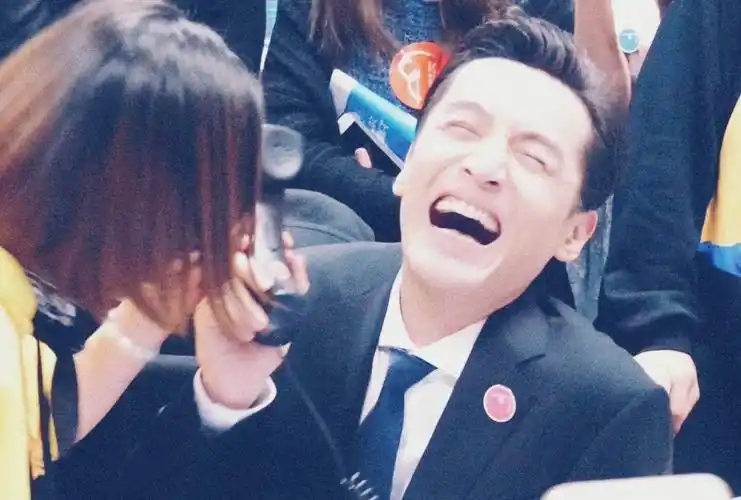 胡歌的笑真有"感染力",还像个小男孩一样,太开心了吧