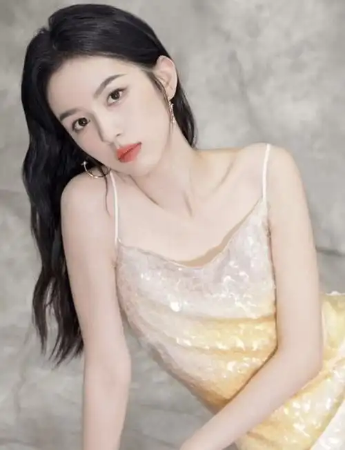 重庆美女周也,五官和骨相真的都很精致,名字很独特