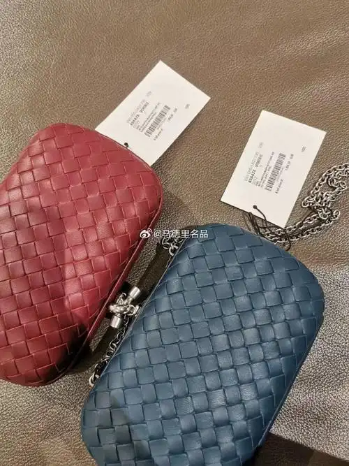 75bv葆蝶家经典编织皮,新款深蓝色链条包,特价折上折,原价18000