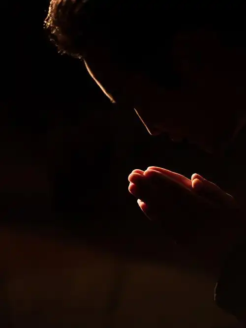 李玉刚禅意大片画面唯美静谧虔诚祈祷气质独特