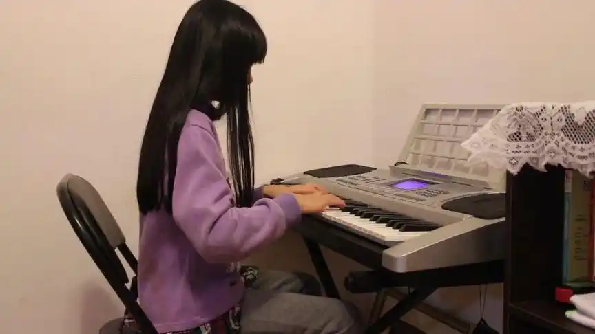 11岁小女孩家中电子琴弹奏费玉清歌曲《一剪梅》,才刚学5天!