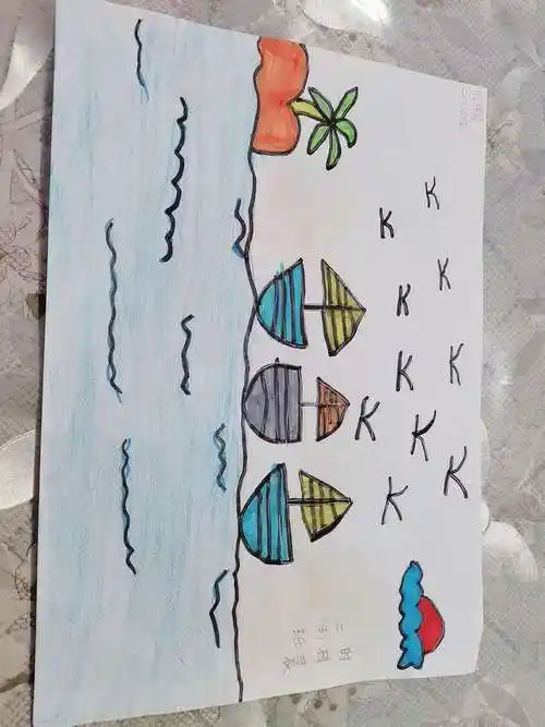 看!这些小宝贝们还画出了心中的的大海!丰富多彩!