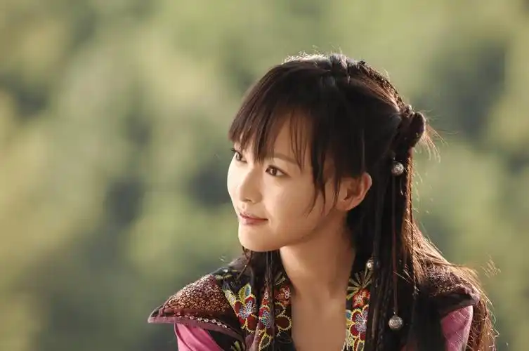 据说唐嫣最开始也试镜过唐雪见,但最终还是饰演了紫萱.