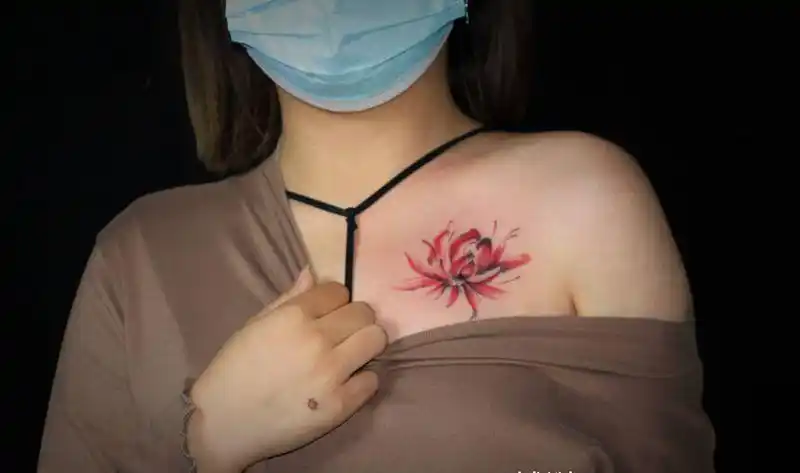 彼岸花纹身图片_胸部纹身图案