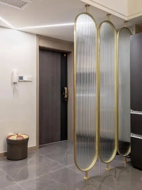 做玻璃隔断的想法,业主也赞同,但又不想做常规的顶天入地一扇玻璃造型