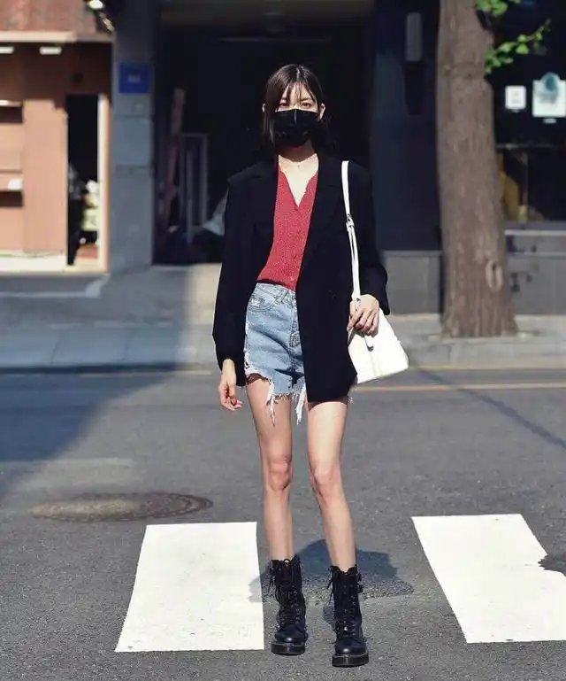 韩国小姐姐夏季搭配,短裙 马丁靴,贼洋气