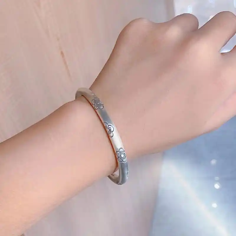 银手镯戴左手还是右手? 银手镯戴左手 还是右手?