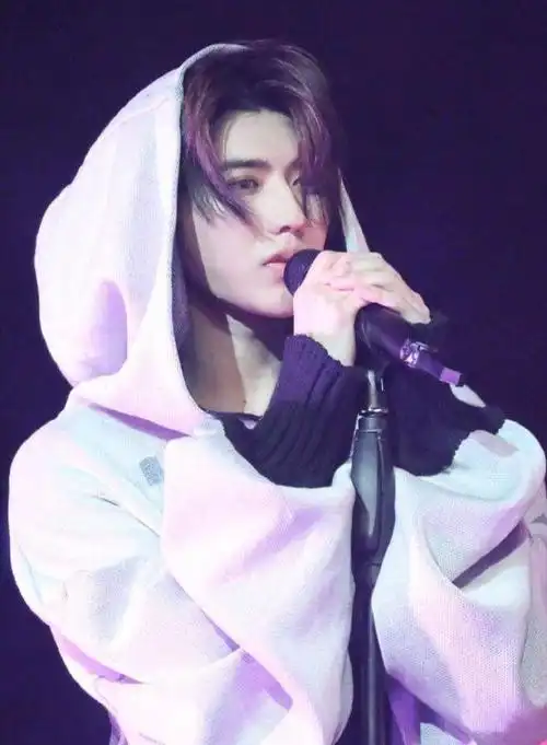 蔡徐坤演唱会圆满落幕,风波后重回舞台,粉丝热情再度点燃