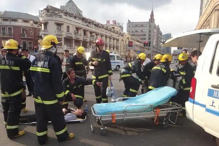 上海地铁追尾事故图片上海十号线地铁发生两车相撞追尾事故21