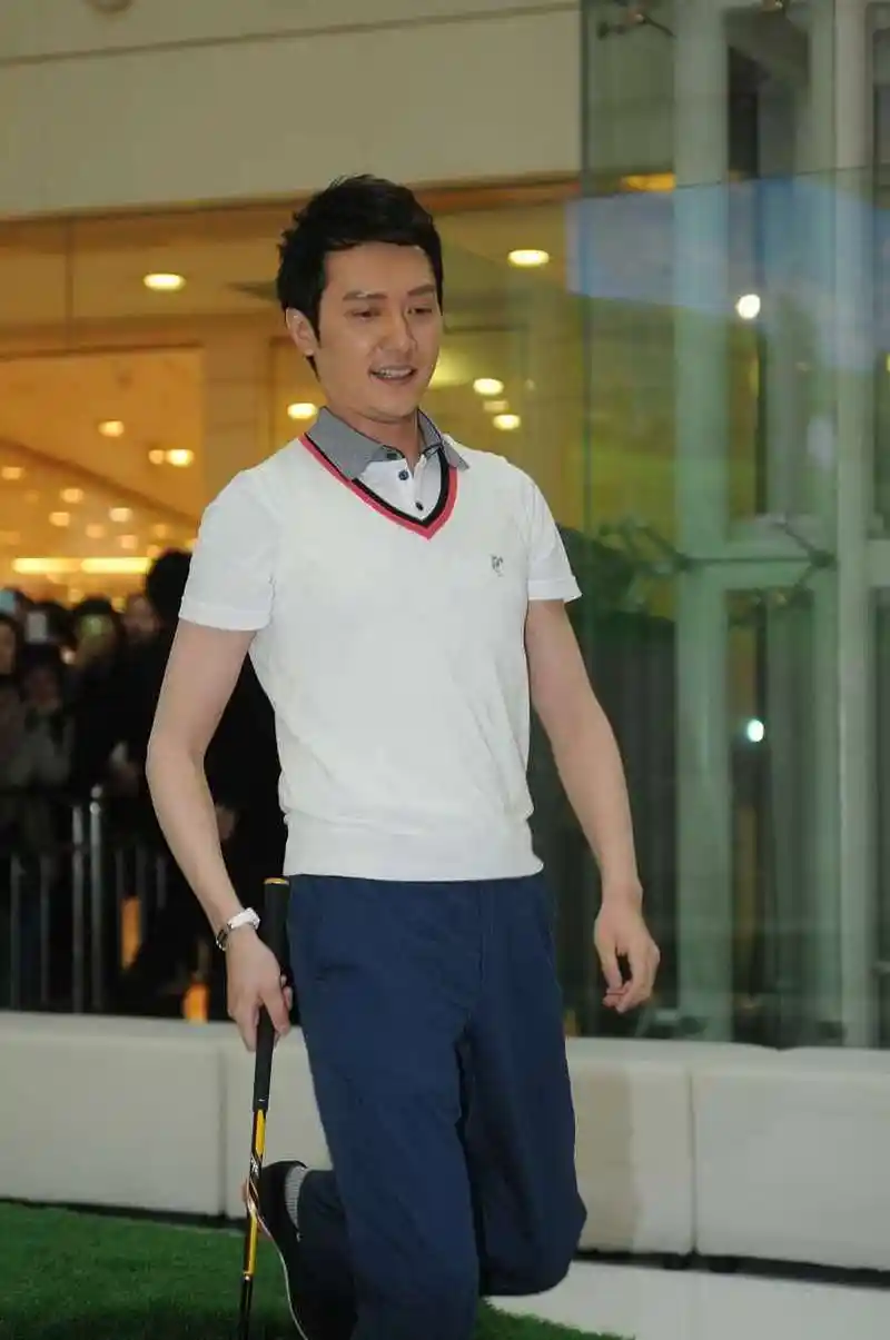 67近期,港媒狗仔曝光了一个重磅消息,冯绍峰和赵丽颖这对娱乐圈的