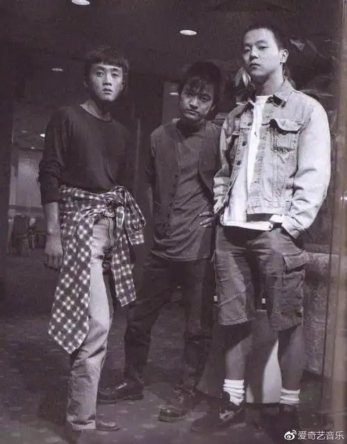 1988年,窦唯加入黑豹乐队,担任主唱并创作词曲.