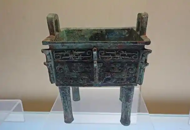 根据《左传》,《史记》等史书记载,九鼎原属于周天子,是周代王权的