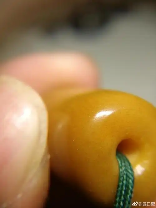 这颗象牙果珠子已经玩了五年了,放大镜下能看到有想开片的迹象了