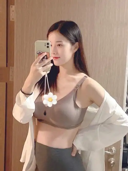 因为平时特别不爱穿内衣,怀孕后胸部又很涨,为了防止我变大的胸部下垂