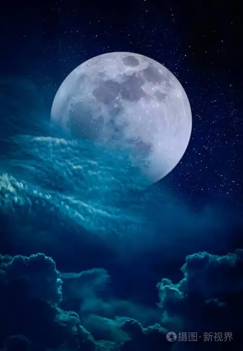 夜空的景观,满月在部分云后,宁静,蓝色的自然背景,户外在夜间.