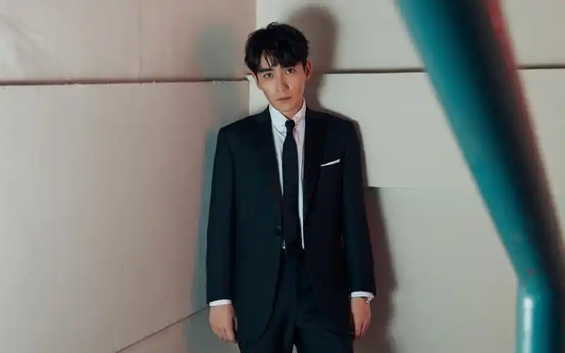 朱一龙成熟魅力写真桌面壁纸