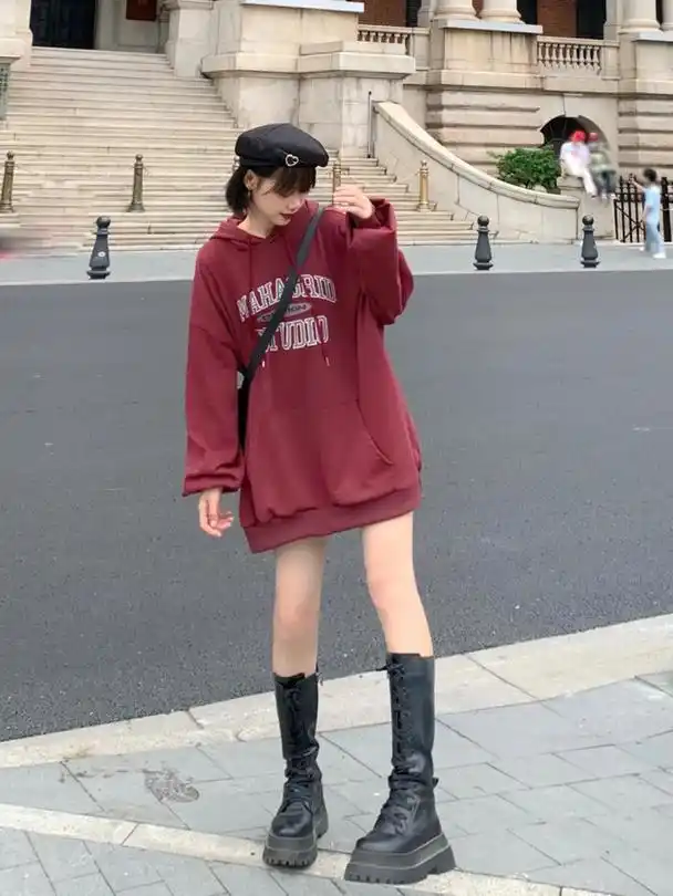 下面这种黑色长筒靴的搭配就非常酷,和红色卫衣形成对比,分分钟成为