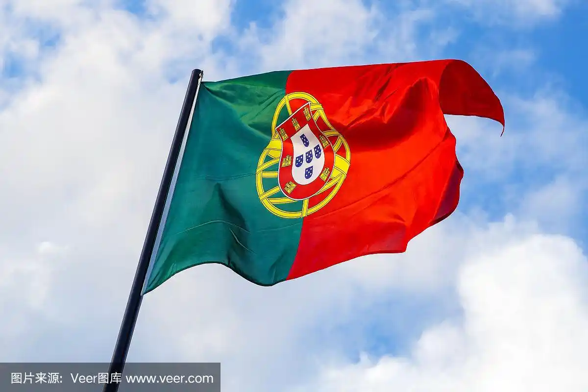 在蓝天前飘扬的葡萄牙国旗.
