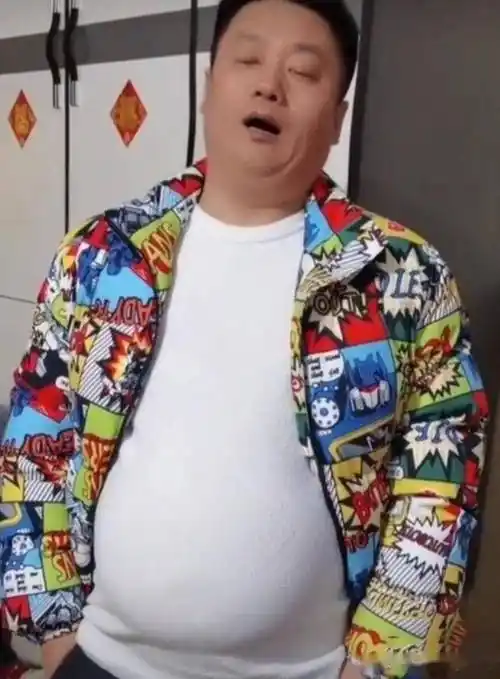 中年男性在穿衣打扮方面的不慎,比如那些不注意形象,露出啤酒肚或者只