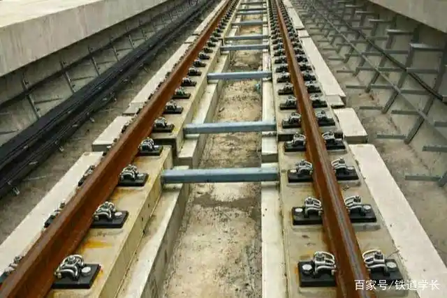 此外还研究了无缝线路的设计理论,钢轨内部热胀冷缩的温度力分析等