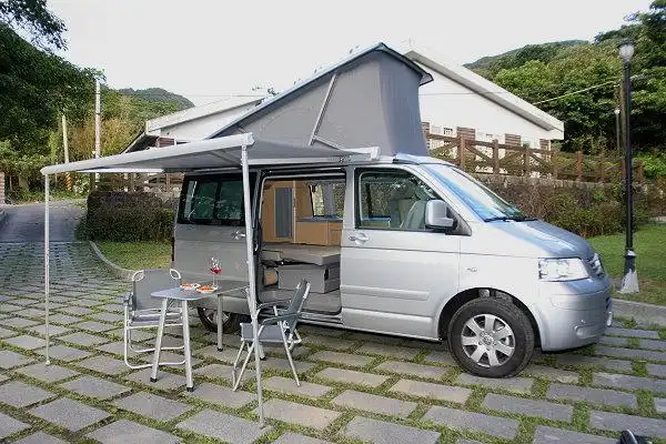 california上方电动车顶与侧边遮阳帘展开后,可提供四人卧铺与外部