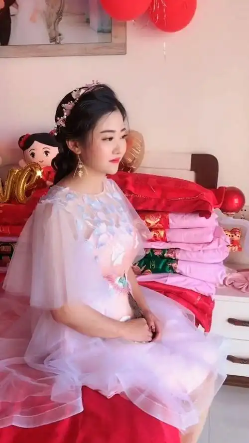 好漂亮的新娘子,20岁就结婚了,她姐姐还没结婚呢