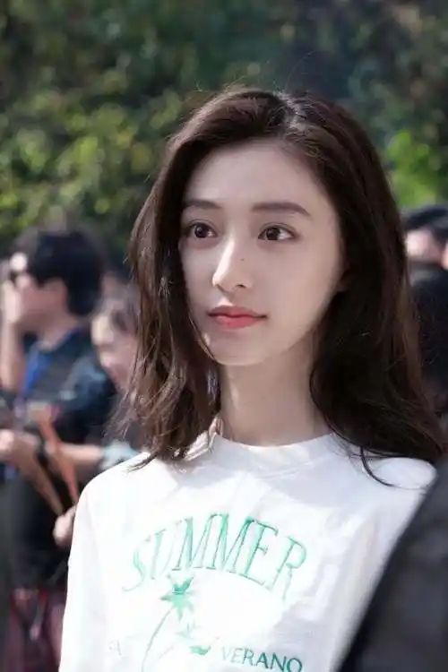 胡连馨是2000年出生的00后小花,同样也有着高颜值.