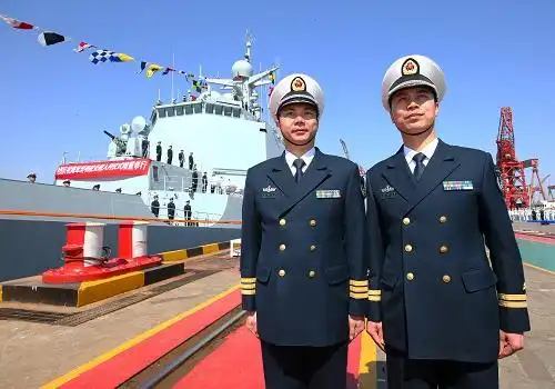 我国新型导弹驱逐舰昆明舰交付海军