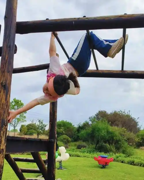 我的女儿在非洲上学:与其精细化培养脆弱一代,不如放养她成为"顶级