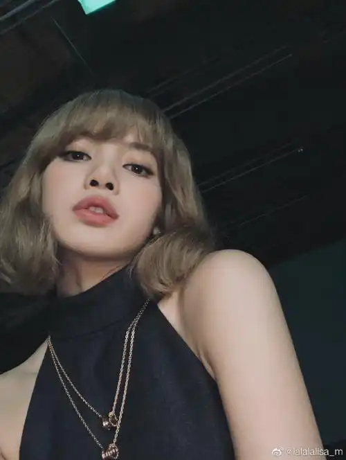 lisa机场生图#blackpink成员lisa机场生图释出,美女状态真不错,莎