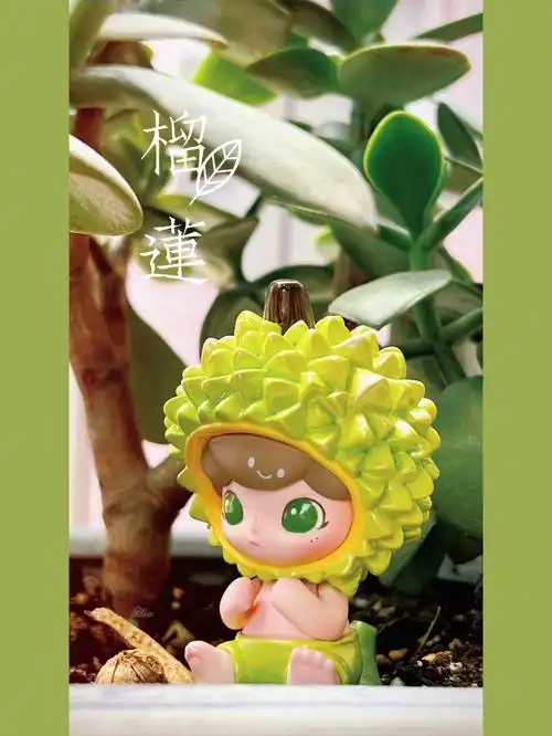 等一个榴莲弟从树上掉落