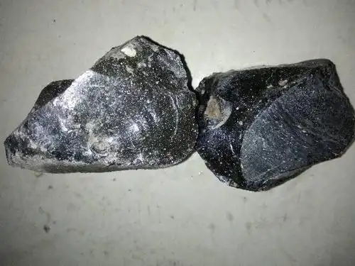 这是玻璃炉渣还是沥青炉渣还是玻璃陨石?求指点.谢谢了!