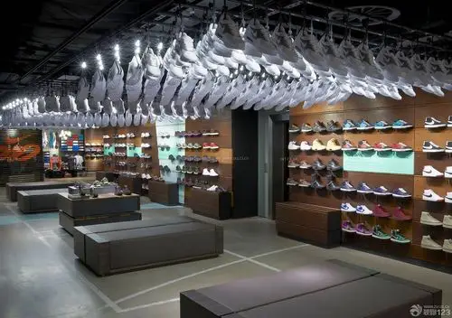 个性运动鞋店装修鞋架效果图片