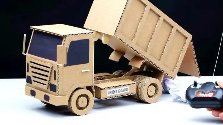 小哥创意diy,用纸壳自制"小卡车",按下开关就自动卸货!