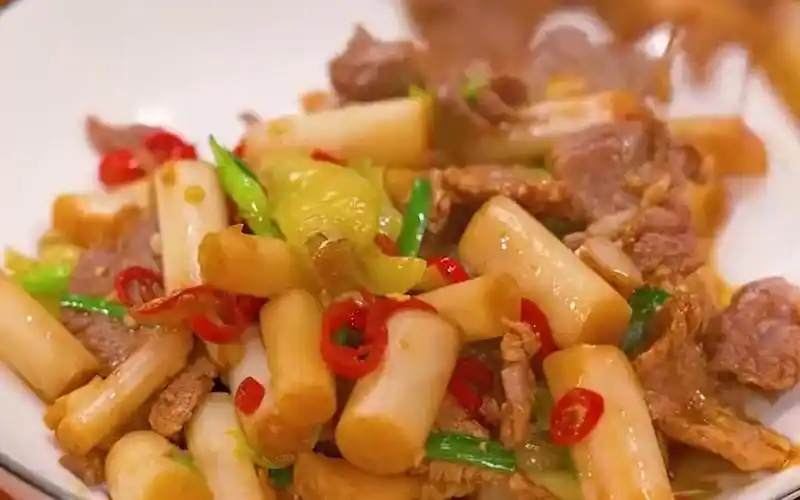 这样做出来的藕带炒肉酸辣下饭肉质滑嫩非常好吃