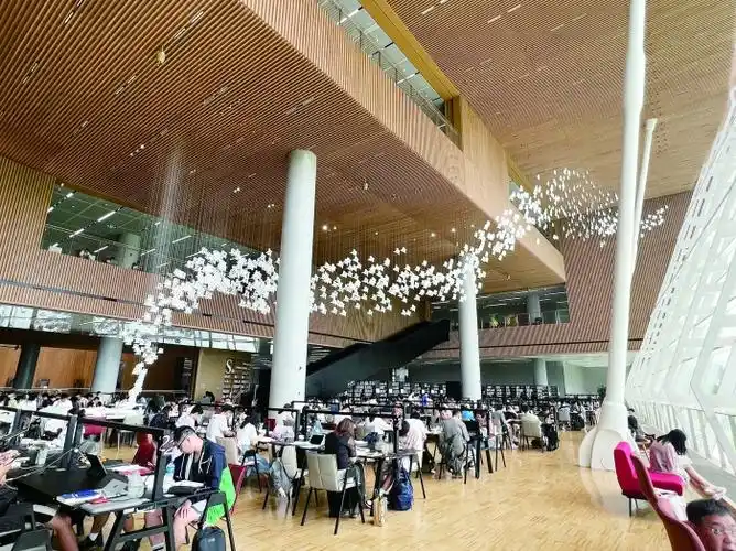 探访上海图书馆东馆科技感艺术范打造智慧复合型图书馆