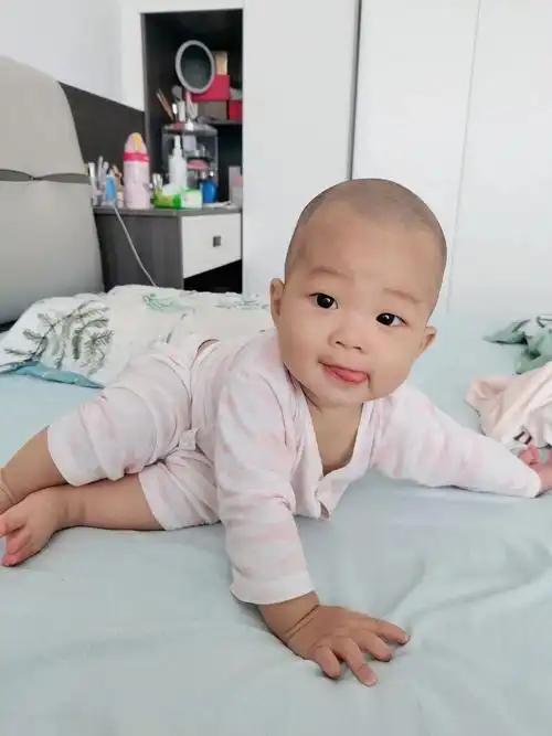 爱笑的小光头很可爱! - 抖音