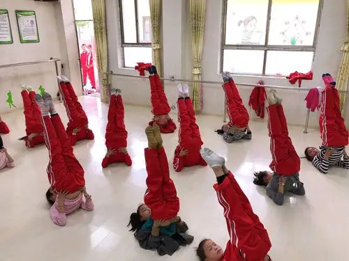 新学的技巧肩肘倒立