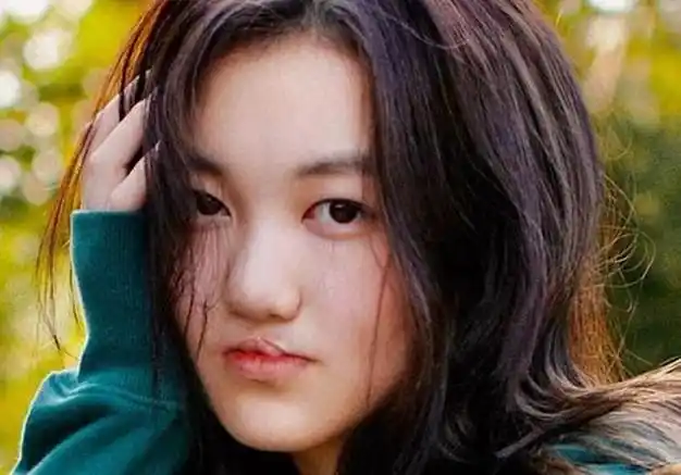 17岁李嫣晒艺术照,持笔挡唇不自信,嘴成地包天,貌似女版李亚鹏