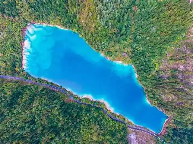 熊猫海的形成原因还包括生物钙华堆积堰塞物,形成时间约在距今23.