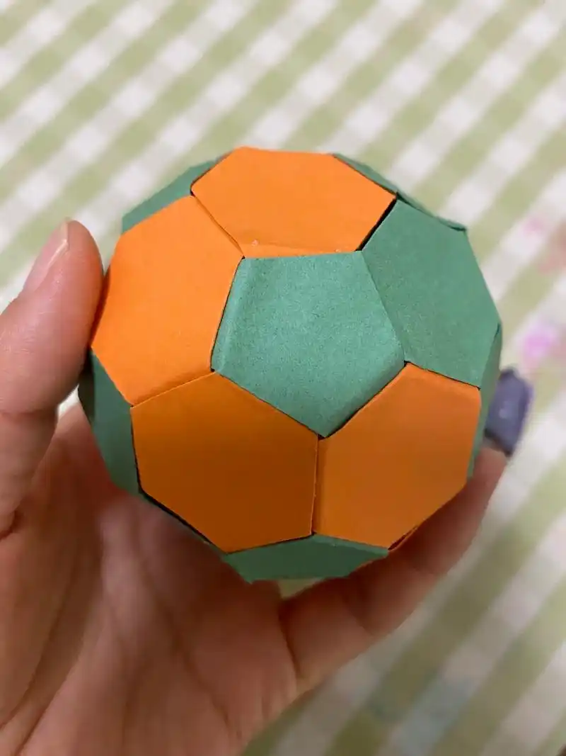 手工折纸.陪孩子一起折的小船,孩子自己做的纸袋子,还画上了漂 - 抖音