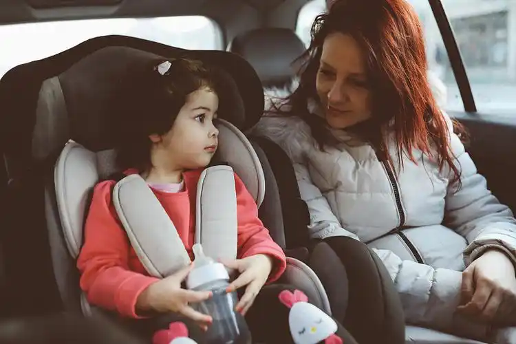 妈妈和小女儿坐在车后座上图片