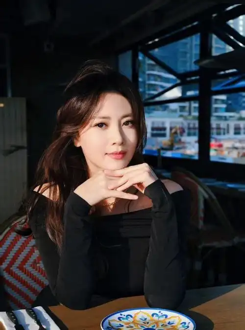 tvb花旦朱晨丽否认新恋情携新剧亮相公开活动自曝角色打戏多