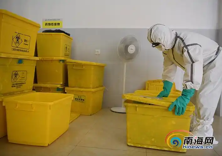 医疗废物在暂存站被重新装箱.南海网记者 沙晓峰摄