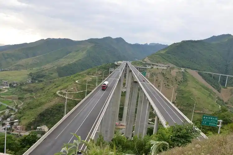 汕昆高速册亨段者告河特大桥,全长850米(杨显东摄 ).jpg